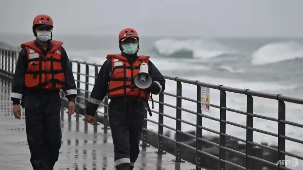 Petugas penjaga pantai berpatroli di sepanjang pantai di Keelung pada 3 Agustus 2023, saat Topan Khanun mendekati pantai timur laut Taiwan. (AFP/Sam Yeh)