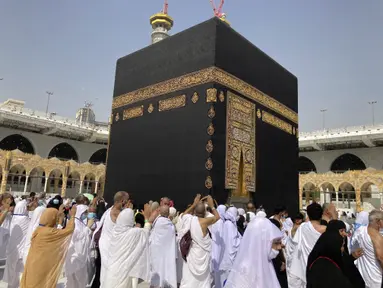 Jemaah Muslim mengelilingi Ka'bah tanpa jarak sosial saat ibadah umrah di kota suci Muslim Mekah, Arab Saudi, Minggu (6/3/2022). Arab Saudi mengambil kebijakan untuk mengakhiri semua pembatasan Covid-19 termasuk kebijakan jaga jarak dan menggunakan masker di luar ruangan. (AP Photo/Amr Nabil)