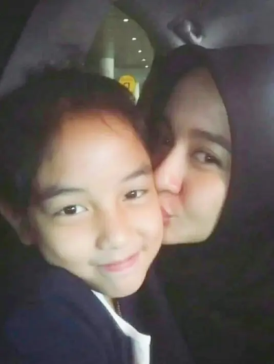 "Kiss anak cantik yang super romantis & jujur.. mau ada orang / ga ada orang tetep sweet!! Semoga selalu jadi anak cantik baik hati & jujur ya cintaku❤️," tulis laudyacynthiabella tahun 2018 silam. (Instagram/laudyacynthiabella)