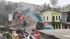 Pekerja mengoperasikan alat berat membongkar bangunan rumah di Kampung Naringgul, Kabupaten Bogor, Kamis (29/8/2019). Sebanyak 500 petugas gabungan dari Satpol PP, TNI dan Polri serta dua unit alat berat diterjunkan dalam pembongkaran puluhan bangunan semi permanen tersebut. (Liputan6.com/Alby Azka)