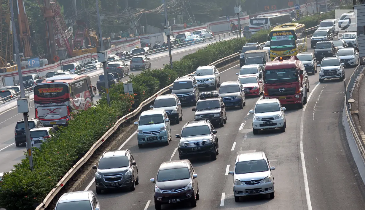 Sejumlah kendaraan melintasi ruas tol dalam kota arah Cawang, Jakarta, Sabtu (9/6). H-6 Hari Raya Idul Fitri 1439 H, ruas tol dalam kota Jakarta masih terlihat padat. (Liputan6.com/Helmi Fithriansyah)