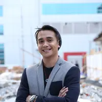 Ajun Perwira kini tengah berbunga-bunga, ia kini tengah memadu kasih dengan gadis belia. (Andy Masela/Bintang.com)