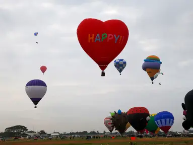 Festival Balon Udara Internasional digelar di Clark, Utara Manila, Provinsi Pampanga, Filipina, Kamis (8/2). Festival ini berlangsung selama empat hari. (AP Photo/Bullit Marquez)