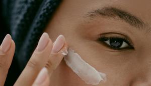 Beberapa langkah skincare berikut dapat membantu membuat wajah terlihat lebih segar setelah kurang tidur (Sumber: Pexels.com)