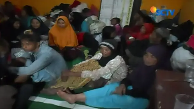 Usai gempa bumi di Bajarnegara, Jawa Tengah, warga yang terdampak gempa masih bertahan di sejumlah lokasi pengungsian. Terbatasnya tempat pengungsian membuat para pengungsi tinggal berdesakan.