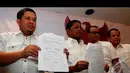 Koalisi Merah putih menunjukkan surat tanggapan atas putusan MK yang ditandatangani oleh para petinggi partai, Jakarta, Kamis (21/8/2014) (Liputan6.com/Andrian M Tunay)