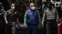 Wali Kota Bekasi Rahmat Effendi tiba di gedung KPK usai ditangkap dalam operasi tangkap tangan (OTT), Rabu (5/1/2022) malam. Rahmat Effendi alias Bang Pepen tiba di Gedung Merah Putih KPK sekitar pukul 22.51 WIB dengan didampingi petugas KPK dan kepolisian. (Liputan6.com/Faizal Fanani)