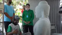 Ketum Persit Kartika Chandra Kirana Berbagi dengan Para Pengrajin Batu di Magelang
