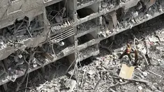 Perwira komando garis depan Israel meninjau lokasi serangan rudal langsung yang diluncurkan dari Iran di Tel Aviv, Minggu 22 Juni 2025. (AP/Oded Balilty)