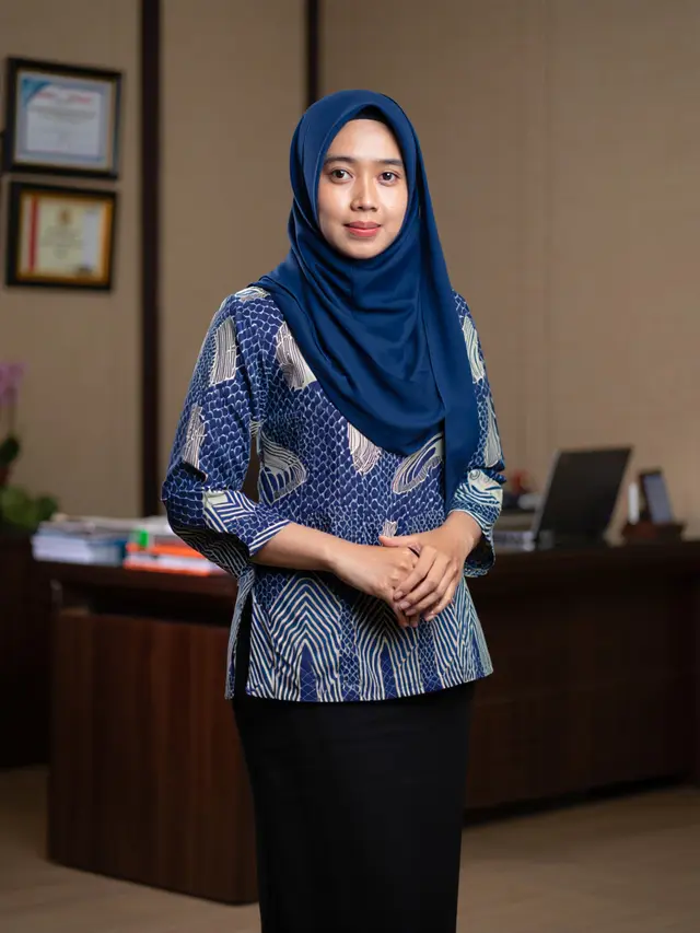 Tunik Batik dengan Belahan Samping (Foto: Reve Art AI)