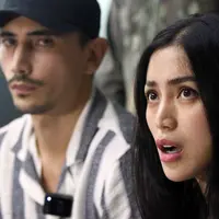 Aktris Jessica Iskandar (kanan) dan Vincent Verhaag saat konferensi pers terkait kasus penipuan dan penggelapan investasi mobil di kawasan Menteng, Jakarta, Kamis (14/7/2022). Pasangan Jessica Iskandar dan Vincent Verhaag menjadi korban penipuan atas kasus penyewaan mobil di Bali dengan pelaku Christoper Stefanus Budianto atau Steven dan mengalami kerugian sebesar hampir Rp 10 milliar dan 11 mobil mewah. (Liputan6.com/Herman Zakharia)