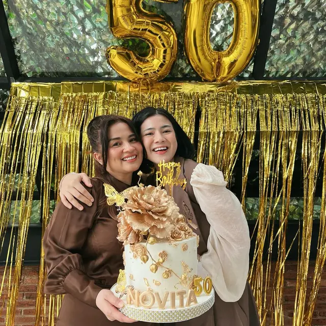 6 Potret Terbaru Novita Ibu Felicya Angelista Awet Muda di Usia 50 Tahun