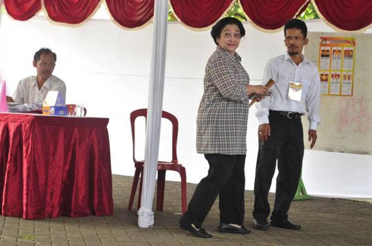 Megawati dan Taufiq Kiemas nyoblos di TPS 031