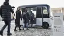 Penumpang masuk ke dalam bus Gacha tanpa supir ditampilkan ke publik pada peluncuran perdananya di Helsinki, Finlandia, (8/3). Bus tersebut diproduksi oleh dua perusahaan Muji dan Sensible 4. (Reuters/Heikki Saukkomaa & Lehtikuva)