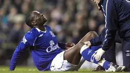 Everton's Louis Saha lies injured before being carried off during their EPL football match against Tottenham Hotspur at White Hart Lane, on November 30, 2008 in London. AFP PHOTO/ CHRIS RATCLIFFE