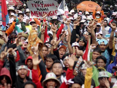 Ribuan orang yang tergabung dalam Front Nelayan Bersatu menggelar aksi unjuk rasa di depan kantor Kementerian Kelautan dan Perikanan (KKP), Jakarta, Kamis (26/2/2015). (Liputan6.com/Faizal Fanani)