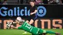 Di babak kedua, pada menit ke-61, Robert Lewandowski mencetak gol yang menggandakan keunggulan Barcelona atas Celta Vigo. (MIGUEL RIOPA/AFP)