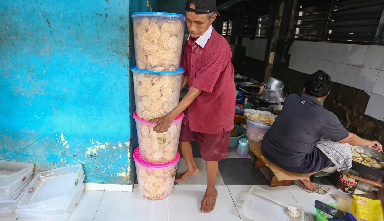 Seiring waktu, usaha yang dimulai dari skala kecil itu tumbuh menjadi salah satu penggerak ekonomi warga di lingkungan sekitar. Tampak dalam foto, pekerja menyelesaikan pembuatan keripik tempe di rumah usaha Keripik Tempe Mama Tina, Kebayoran Baru, Jakarta Selatan, Kamis (7/5/2026). (merdeka.com/Arie Basuki)