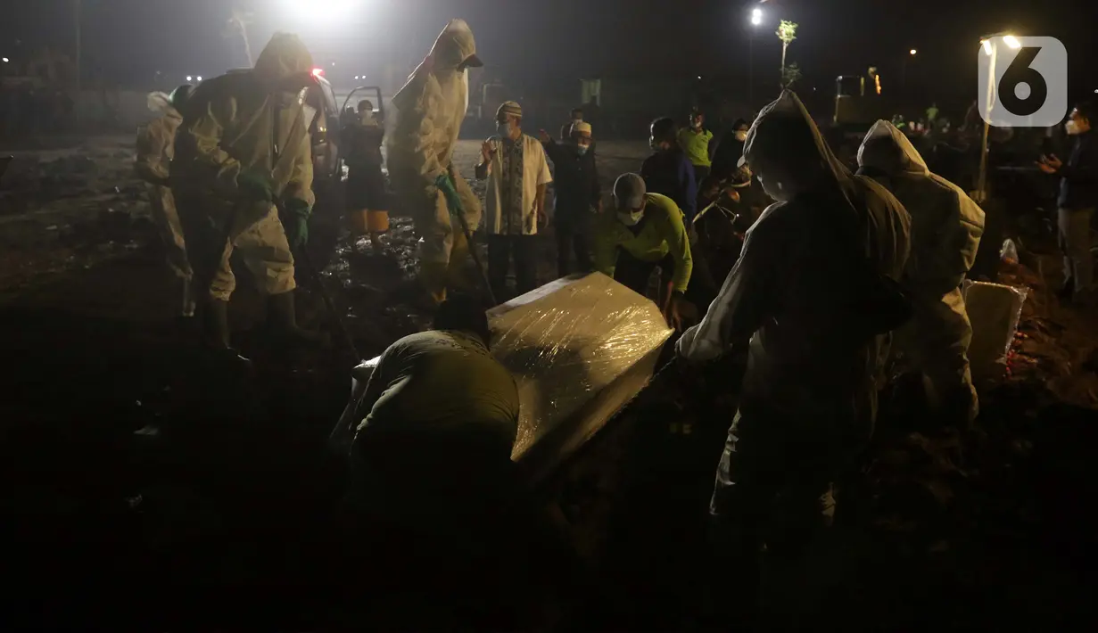 Petugas memakamkan jenazah dengan protokol Covid-19 di TPU Rorotan, Cilincing, Jakarta, Rabu (23/6/2021). Menurut catatan petugas jaga, pada Rabu (23/6) hingga pukul 18.30 WIB ada 64 jenazah yang dimakamkam dengan protokol Covid-19 di TPU Rorotan. (Lipiutan6.com/Helmi Fithriansyah)