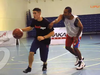 Usai konferensi pers, beberapa pemain streetball asal AS melakukan eksebisi dengan para pewarta (Liputan6.com/Helmi Fithriansyah)