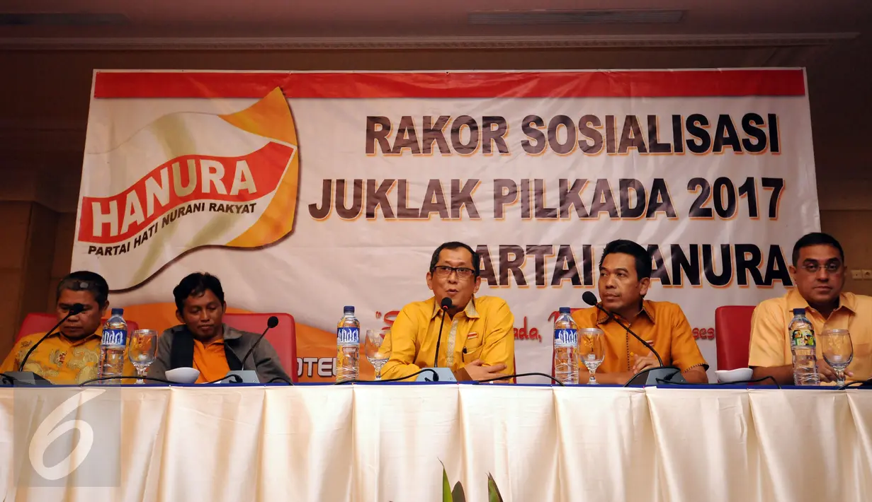 Ketua Tim Pilkada Pusat Partai Hanura, Erik Satrya Wardhana (tengah) memberikan keterangan terkait Pilkada 2017 di Jakarta, Selasa (29/3). Dalam rilisnya, Partai Hanura perlu menjaring bakal calon pemimpin daerah terbaik. (Liputan6.com/Helmi Fithriansyah)