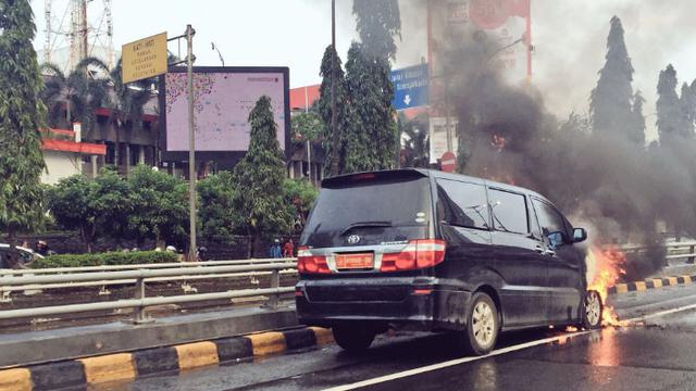 Dua Alphard Ludes Terbakar Dalam Sepekan Apa Kata Toyota
