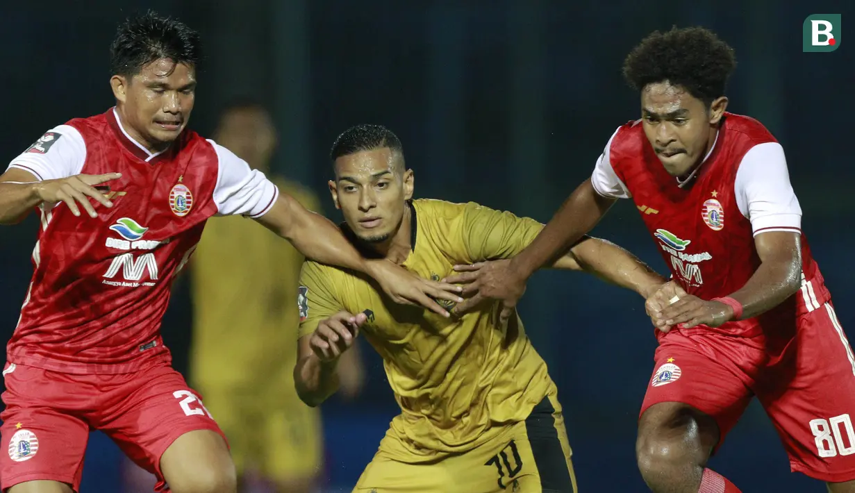 Pemain Persija Jakarta, Sandi Sute (kiri) dan Braif Fatari (kanan) menjaga gelandang Bhayangkara Solo FC, Renan Silva (tengah) pada laga Piala Menpora 2021 di Stadion Kanjuruhan, Malang, Rabu (31/3/2021). (Bola.com/M Iqbal Ichsan)