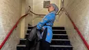 <p>Zara mengenakan celana panjang hitam yang dipadukan dengan baju biru dan jilbab abu-abu saat nonton musikal Aladdin di The Empire Theatre. (Foto: Instagram/ camilliazr)</p>