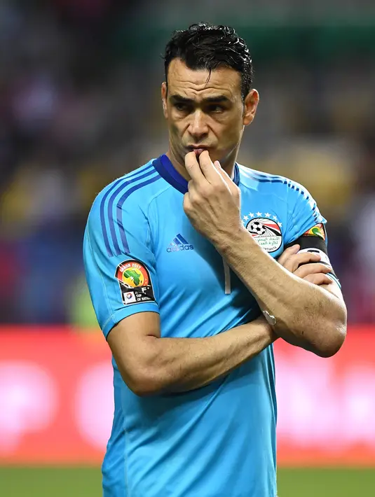 Ekspresi Kiper Mesir Essam El-Hadary usai Mesir kalah 2-1 oleh Kamerun di Final Piala Afrika 2017 di Stade de l'Amitie Sino-Gabonaise pada 5 Februari 2017. (AFP PHOTO / GABRIEL Bouys)
