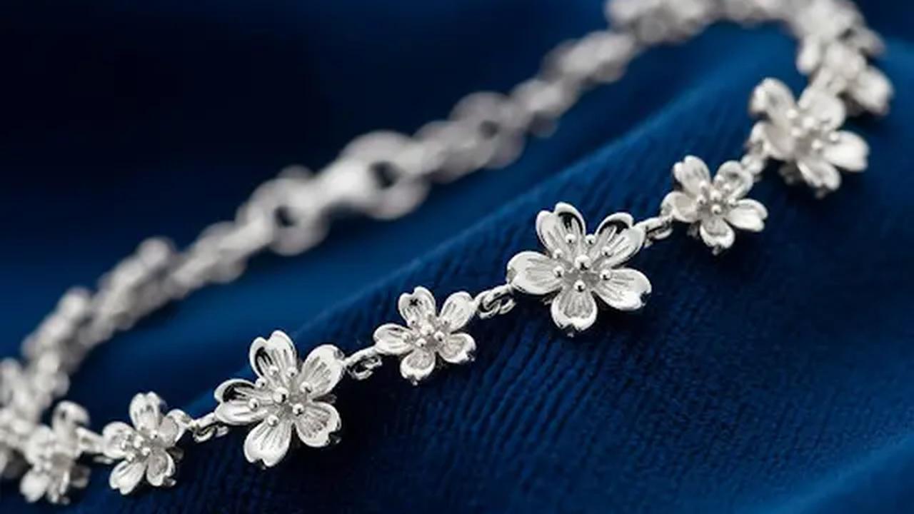 Gelang Rantai Emas Putih Motif Sakura/Gelang Motif Bunga Emas Putih Feminin 2025 (Sumber: gemini.com)