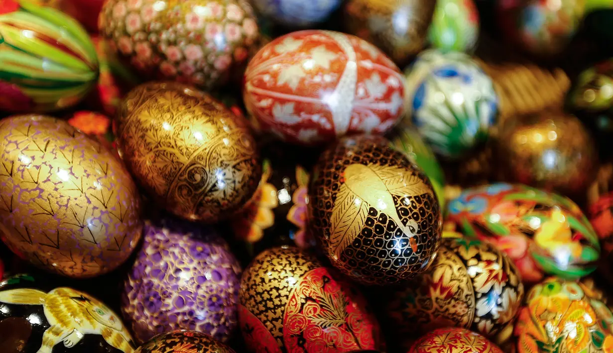 Sejumlah telur Paskah dipajang di sebuah toko di Old Town Square, Praha, Republik Ceko (23/3). Dengan warna yang bermacam-macam membuat hari Paskah lebih semarak. (REUTERS/David W Cerny)