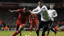 Raheem Sterling dan Etienne Capoue berduel merebut bola pada pertandingan sepak bola Liga Utama Inggris antara Tottenham Hotspur dan Liverpool di White Hart Lane di London, Minggu 15 Desember 2013 (AFP/Ian Kington)