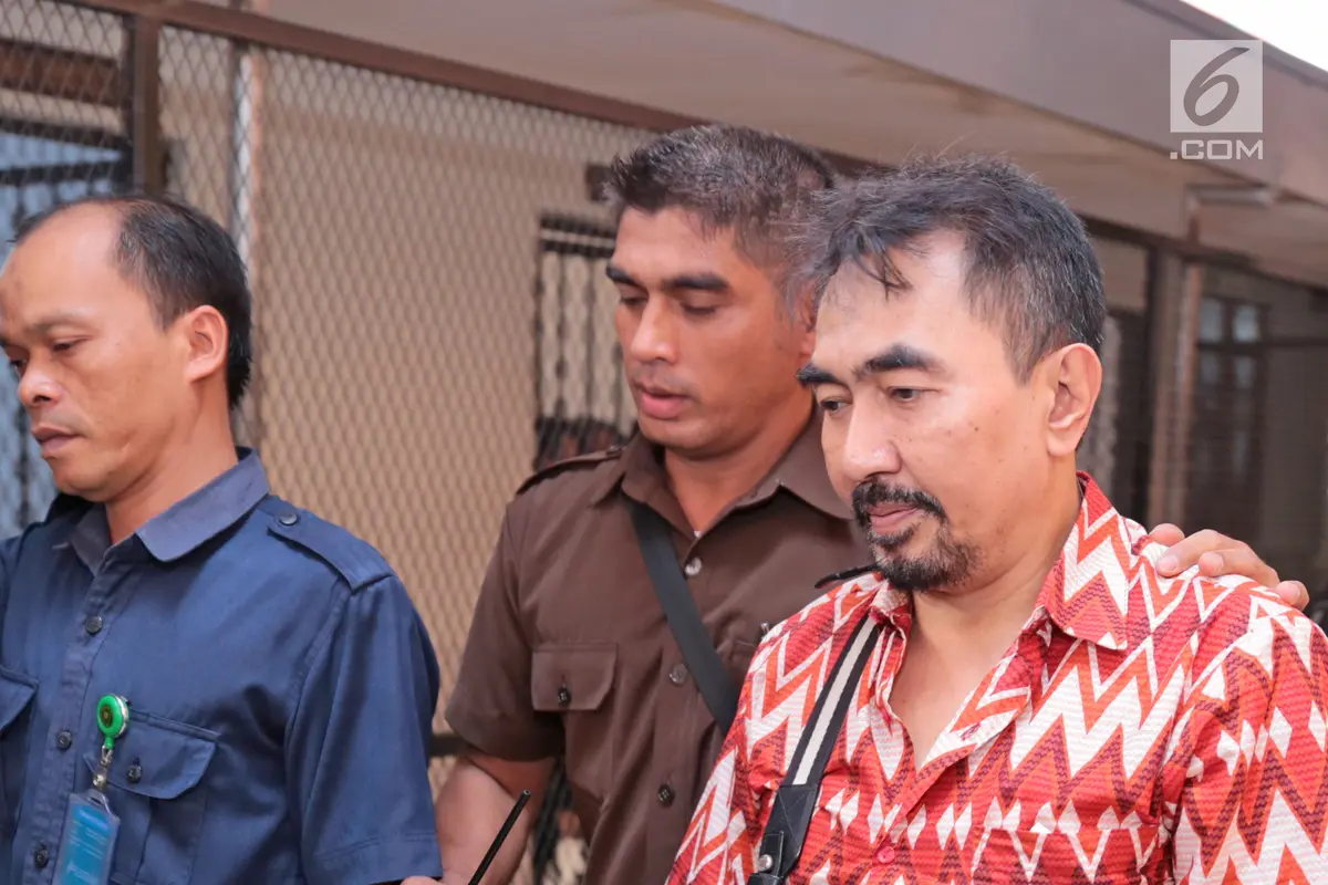 Wajah Datar Aa Gatot Saat Jalani Sidang Eksepsi