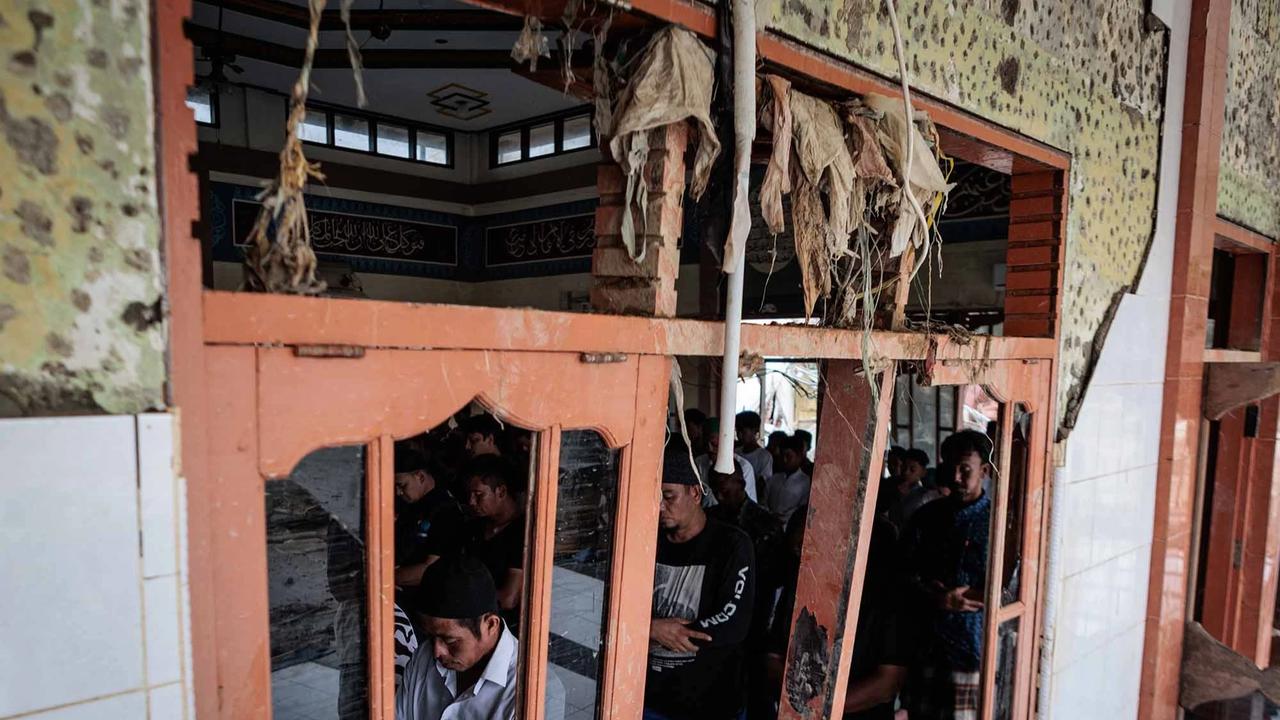 FOTO: Warga Aceh Tamiang Laksanakan Salat Jumat di Tengah Pemulihan Pascabencana