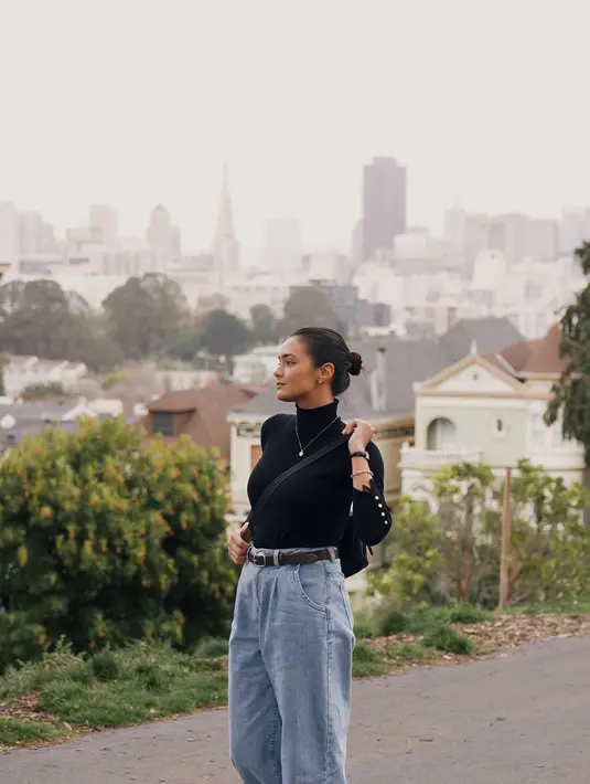 Kali ini dengan latar kota, Amanda Rawles tampil cantik dengan turtleneck. Turtleneck hitam, ia padu dengan baggy jeans, diberi sentuhan belt hitam, dan ia tampak menambahkan beberapa aksesori seperti kalung, gelang, dan jam tangan. Foto: Instagram.