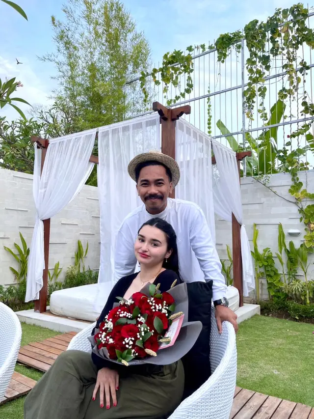 Kaisar Kumis dan Chinara Dior Guisti  (https://www.instagram.com/p/CUmiftaPbXN/)