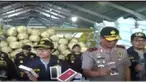 Sri Mulyani mengekspos 25 ribu telepon genggam yang diselundupkan dari Singapura serta 10 ribu bal pakaian bekasl hasil tangkapan Bea Cukai.