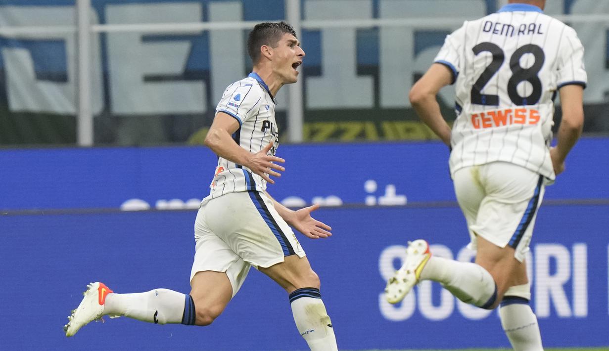 Atalanta berhasil menyamakan skor 1-1 pada menit ke-30. Ruslan Malinovskiy berhasil menaklukkan Samir Handanovic melalui tembakan keras kaki kiri dari luar kotak penalti. (AP/Luca Bruno)