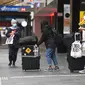 Orang-orang menyusuri jalan yang biasa sibuk di kawasan pusat bisnis di Melbourne ketika penduduk kota kembali menjalani lockdown selama 7 hari, Jumat (28/5/2021). Melbourne kembali menerapkan lockdown untuk keempat kalinya setelah wabah COVID-19 menyebar cepat di wilayah tersebut (William WEST/AFP)