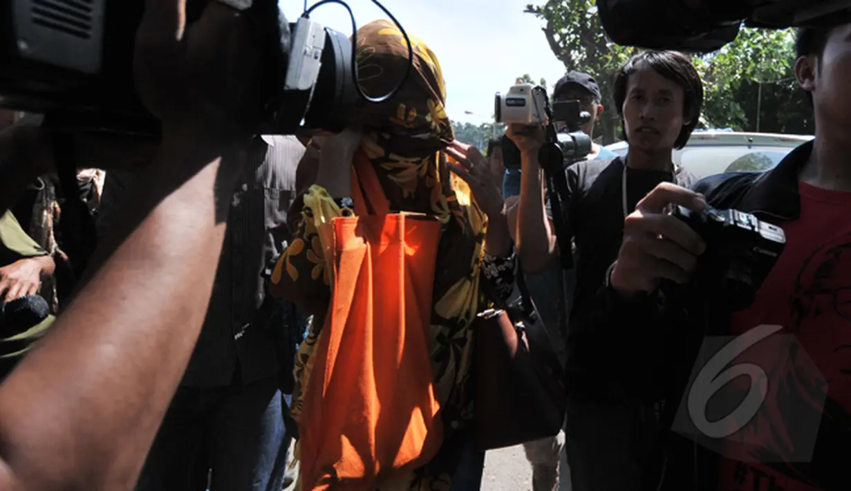 Seorang wanita berkerudung motif bunga menutupi seluruh muka datang untuk menjenguk suaminya Sylvester Obiekwe Nwolise asal nigeria terpidana mati bersama duo Bali Nine karena kasus narkotika, Jawa Tengah, Jumat (6/3/2015). (Liputan6.com/Johan Tallo)