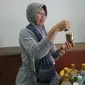 Jamu Empon-Empon yang diracik penjual jamu di Palembang, dipercaya berkhasiat untuk mencegah penularan Virus Corona (Liputan6.com / Nefri Inge)