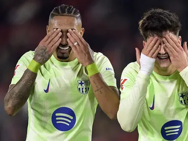 Pemain Barcelona, Raphinha (kiri) dan Pau Victor melakukan selebrasi setelah mencetak gol kelima timnya ke gawang Mallorca pada laga lanjutan Liga Spanyol 2024/2025 di Stadion Mallorca Son Moix, Mallorca, Spanyol, Rabu (04/12/2024) dini hari WIB. (AP Photo/Jose Breton)