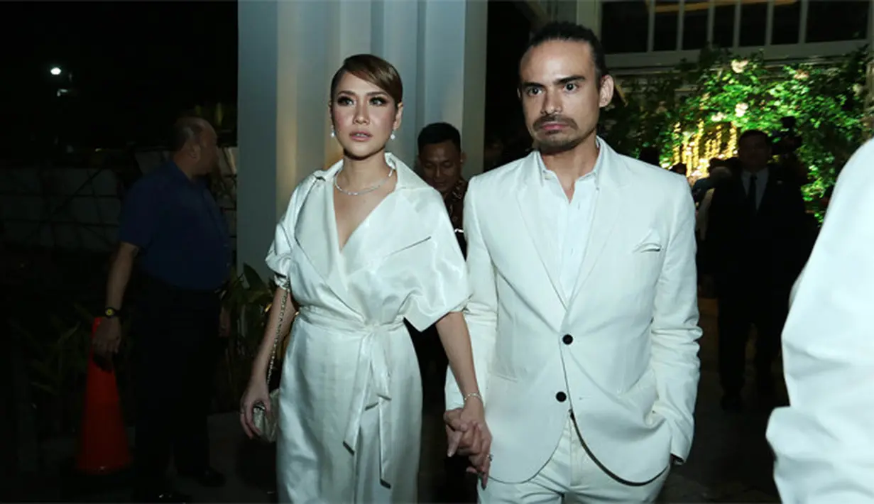 Hubungan Bunga Citra Lestari dan Ashraf tak berhenti. Sering berkomunikasi hingga berpacaran dan menikah. Di Indonesia, 9 November 2008, dan di Malaysia, 14-15 November. Mereka dikaruniai seorang putra; Noah Ai dan Sinclair.(Deki Prayoga/Bintang.com)