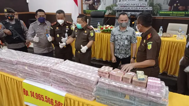 Hasil lelang alat berat dan ratusan ton nikel, dilakukan jajaran Kejati Sultra dan Kejagung, bernilai ratusan juta rupiah.(Liputan6.com/Ahmad Akbar Fua)