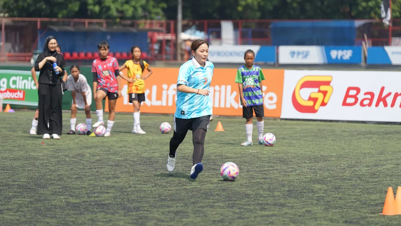 Mantan Pemain Jepang Mana Iwabuchi Latih Pesepak Bola Putri Belia Indonesia