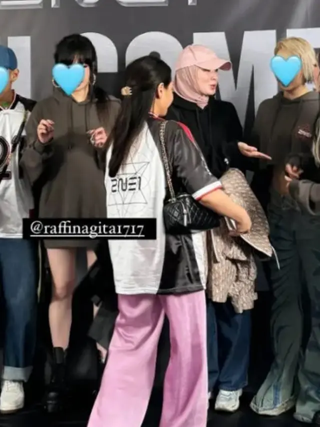 Gaya Kembar Nagita Slavina dan Jennie BLACKPINK Nonton Konser Comeback 2NE1 di Korea dengan Jinjing Tas Chanel