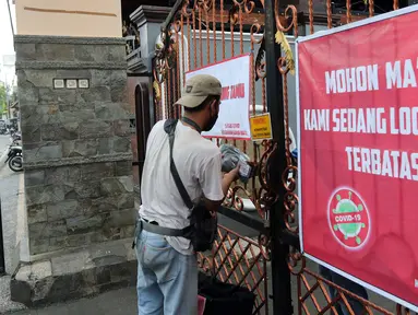 Kurir mengantarkan paket di kawasan Intan Berduri, Sumur Batu, Jakarta, Rabu (9/06/2021). Kelurahan Sumur Batu memberlakukan mikro lockdown di RT 1, RT 2 dan RT di RW 03 setelah 34 warga positif COVID-19. (Liputan6.com/Herman Zakharia)