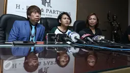 Ditemani kuasa hukumnya, Evelyn menggelar jumpa pers di kawasan Permata Hijau, Jakarta, Jumat (3/3). Evelyn mengaku masih mencintai Aming. (Liputan6.com/Herman Zakharia)