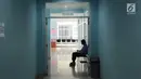 Petugas menjaga pasien rehabilitasi narkoba atau residen di Balai Besar Rehabilitasi BNN, Lido, Bogor, Jawa Barat, (12/4). Rehabilitasi dilakukan paling lama selama enam bulan. (Merdeka.com/Arie Basuki)