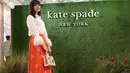 Sementara itu, Mawar Eva tampil manis dengan kemeja putih, rok polkadot, dan hand bag anyaman [Kate Spade New York]